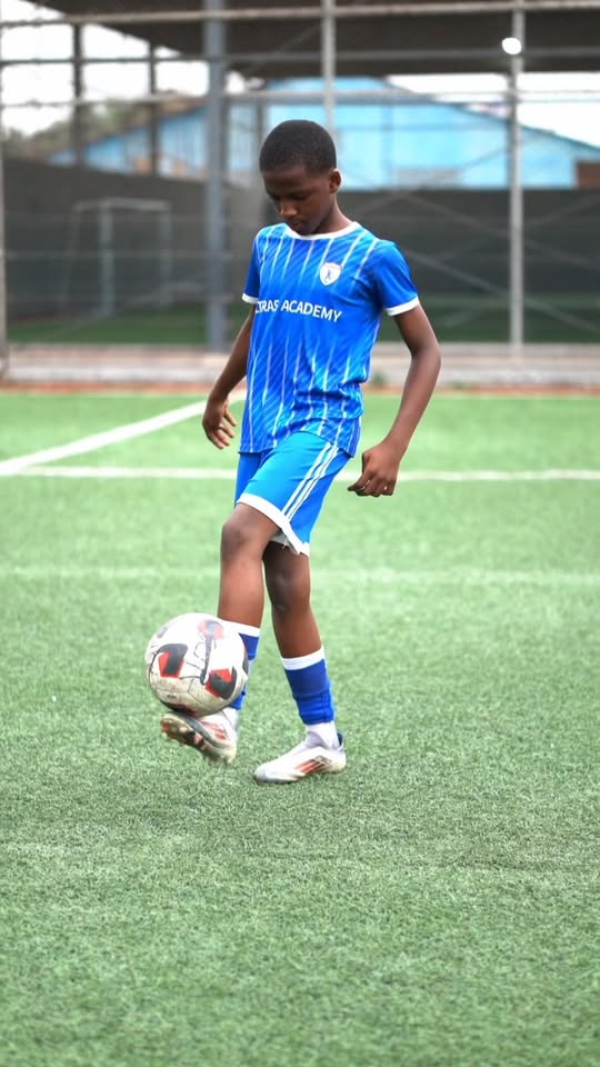 Honoré, joueur de l’Ultras Football Academy, sur le terrain