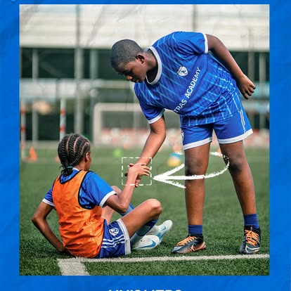 Le coach échange avec un groupe de jeunes joueurs de l’Ultras Football Academy