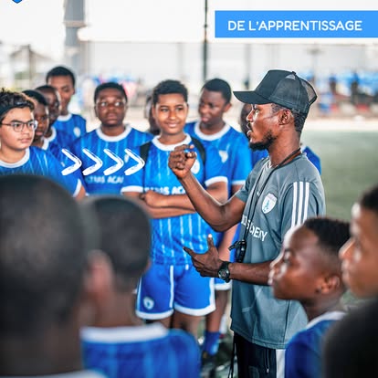 Deux jeunes joueuses de l’Ultras Football Academy s’entraident sur le terrain